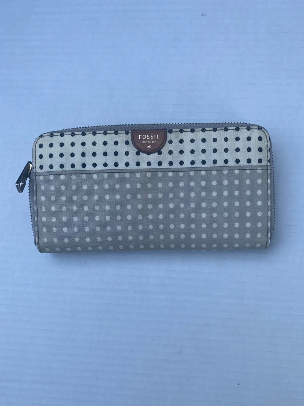 Fossil Polka Dot Zip Wallet in Cream, Black & Gray🤍🖤